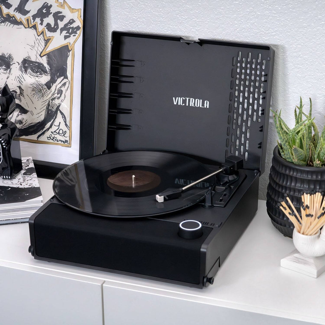 Victrola Revolution Go Φορητό Πικάπ Bluetooth με Επαναφορτιζόμενη Μπαταρία – Μαύρο